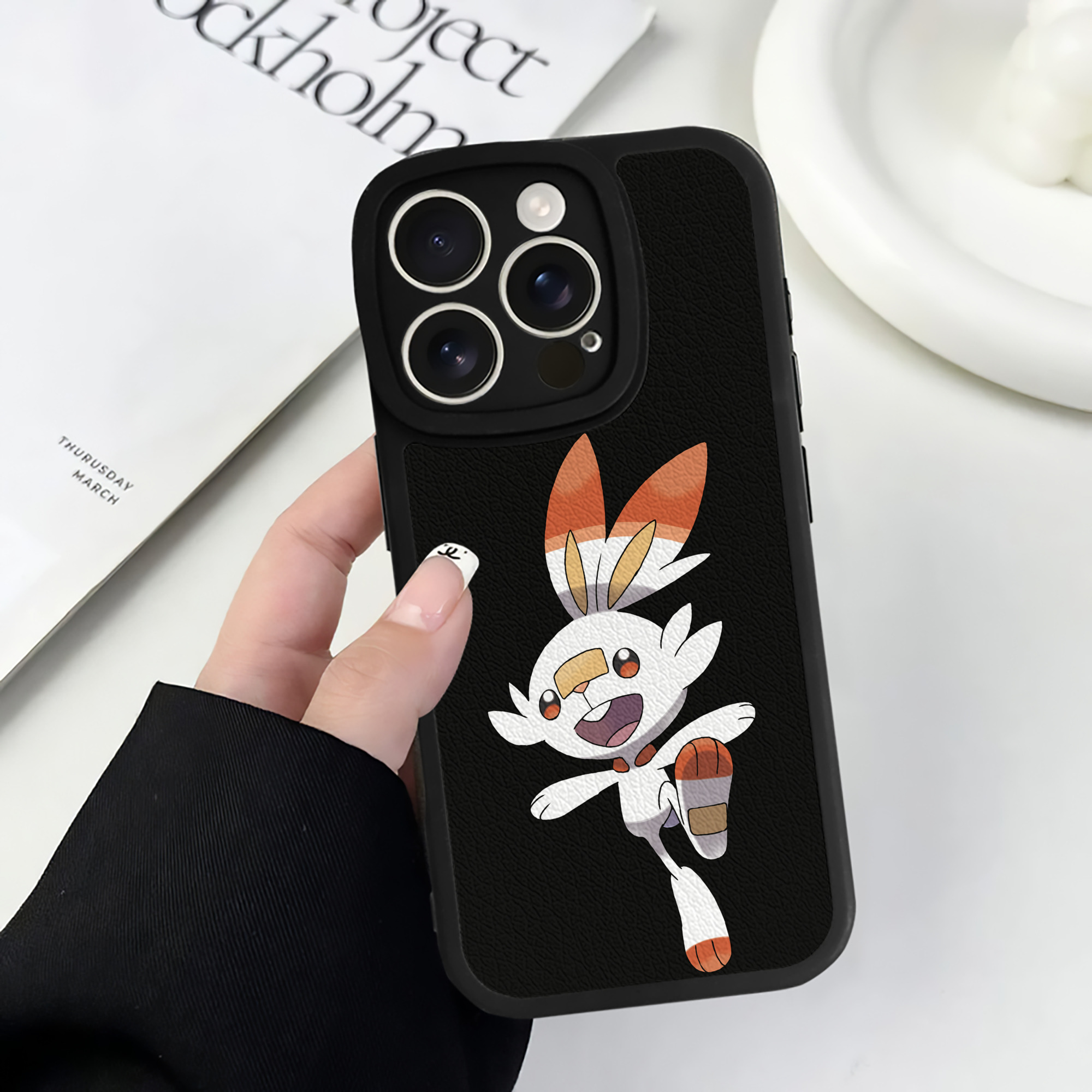 （画像用） ポケットモンスター Pokémon 【iPhone 16シリーズ対応】シリコンスマホケース（レザー調） 材質：シリコン